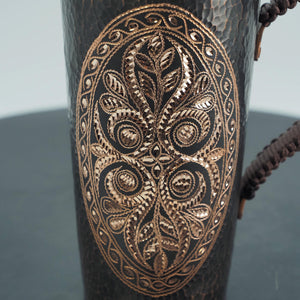 Handgefertigte antike Kupfertasse mit kunstvollem Blumenmuster, gehämmerte Oberfläche, einzigartiger Griff