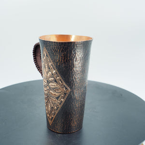 Handgemachter gehämmerter Kupferbecher mit Diamant-Blumendesign, geflochtener Griff
