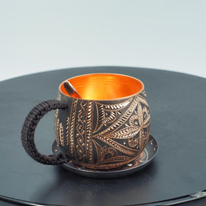 Handgehämmerte und getriebene dekorative Kupfertasse mit Untertasse