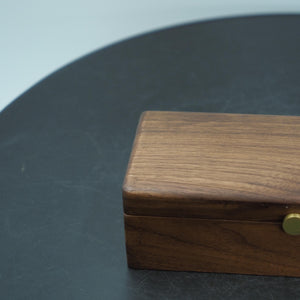 Håndlavet Valnød Mindeskrin: Magnetisk Låg, Minimalistisk Stil