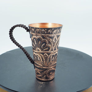 Handgemachter gehämmerter Kupferbecher mit filigranem Blumenmuster, geflochtener Griff