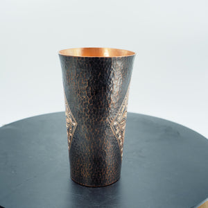 Handgemachter gehämmerter Kupferbecher mit Diamant-Blumendesign, geflochtener Griff
