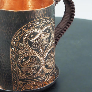 Handgehämmerte künstlerische Tasse mit Untertasse – Blumenmuster