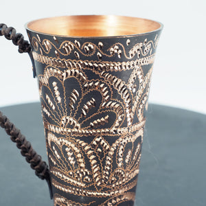 Handgemachter gehämmerter Kupferbecher mit filigranem Blumenmuster, geflochtener Griff