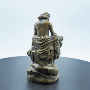 Messing-Daruma-Buddha-Statue: Kupferskulptur auf Felsen, Exquisite Handwerkskunst