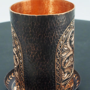 Handgehämmerte künstlerische Tasse mit Untertasse – Blumenmuster