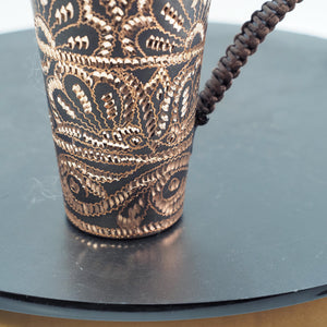 Handgemachter gehämmerter Kupferbecher mit filigranem Blumenmuster, geflochtener Griff