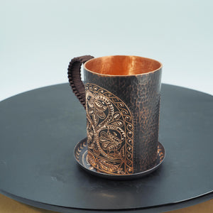 Handgehämmerte künstlerische Tasse mit Untertasse – Blumenmuster