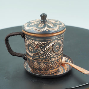 Handgehämmerte elegante Kunsttasse mit Deckel und Untertasse