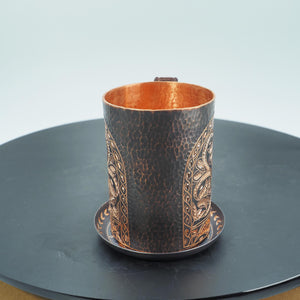 Handgehämmerte künstlerische Tasse mit Untertasse – Blumenmuster