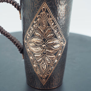 Handgemachter gehämmerter Kupferbecher mit Diamant-Blumendesign, geflochtener Griff