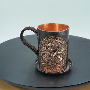Handgehämmerte künstlerische Tasse mit Untertasse – Blumenmuster