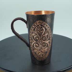 Handgefertigte antike Kupfertasse mit kunstvollem Blumenmuster, gehämmerte Oberfläche, einzigartiger Griff