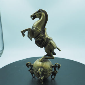 Messing-Pferde-Globus-Ornament: Feng Shui „Erfolg bei Ankunft“ Dekor
