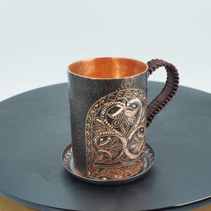 Handgehämmerte künstlerische Tasse mit Untertasse – Blumenmuster