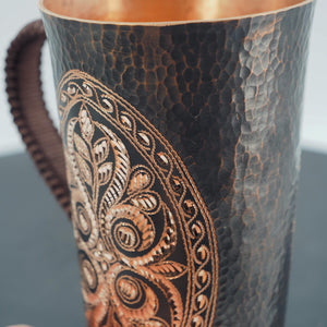 Handgefertigte antike Kupfertasse mit kunstvollem Blumenmuster, gehämmerte Oberfläche, einzigartiger Griff