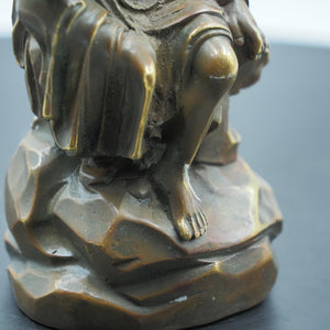 Messing-Daruma-Buddha-Statue: Kupferskulptur auf Felsen, Exquisite Handwerkskunst
