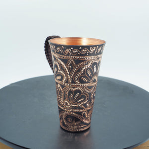Handgemachter gehämmerter Kupferbecher mit filigranem Blumenmuster, geflochtener Griff
