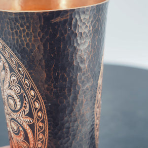 Handgefertigte antike Kupfertasse mit kunstvollem Blumenmuster, gehämmerte Oberfläche, einzigartiger Griff
