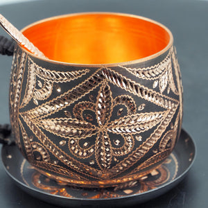 Handgehämmerte und getriebene dekorative Kupfertasse mit Untertasse