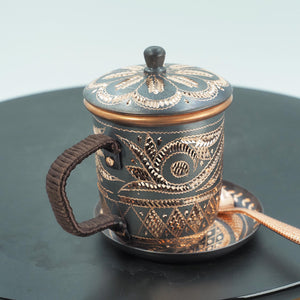 Handgehämmerte elegante Kunsttasse mit Deckel und Untertasse