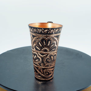 Handgemachter gehämmerter Kupferbecher mit filigranem Blumenmuster, geflochtener Griff