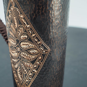Handgemachter gehämmerter Kupferbecher mit Diamant-Blumendesign, geflochtener Griff