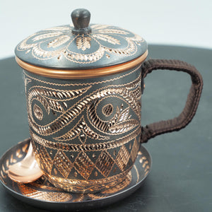 Handgehämmerte elegante Kunsttasse mit Deckel und Untertasse