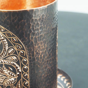 Handgehämmerte künstlerische Tasse mit Untertasse – Blumenmuster