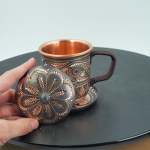 Handgehämmerte elegante Kunsttasse mit Deckel und Untertasse