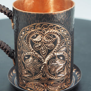 Handgehämmerte künstlerische Tasse mit Untertasse – Blumenmuster