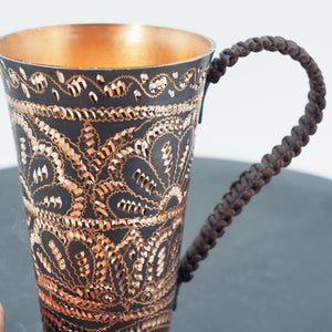 Handgemachter gehämmerter Kupferbecher mit filigranem Blumenmuster, geflochtener Griff