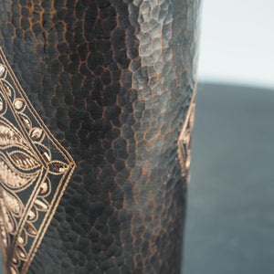 Handgemachter gehämmerter Kupferbecher mit Diamant-Blumendesign, geflochtener Griff