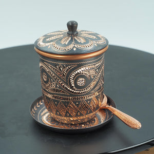 Handgehämmerte elegante Kunsttasse mit Deckel und Untertasse