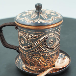 Handgehämmerte elegante Kunsttasse mit Deckel und Untertasse