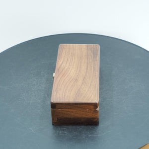 Håndlavet Valnød Mindeskrin: Magnetisk Låg, Minimalistisk Stil