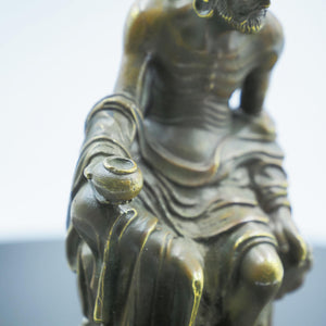 Messing-Daruma-Buddha-Statue: Kupferskulptur auf Felsen, Exquisite Handwerkskunst