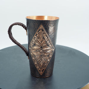 Handgemachter gehämmerter Kupferbecher mit Diamant-Blumendesign, geflochtener Griff