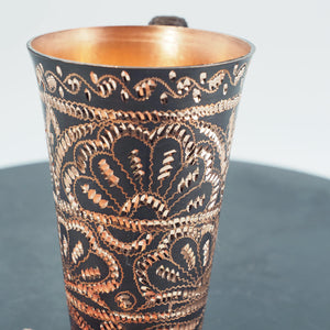 Handgemachter gehämmerter Kupferbecher mit filigranem Blumenmuster, geflochtener Griff