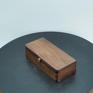 Håndlavet Valnød Mindeskrin: Magnetisk Låg, Minimalistisk Stil