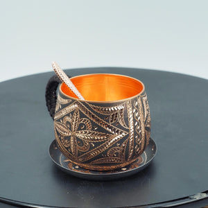 Handgehämmerte und getriebene dekorative Kupfertasse mit Untertasse