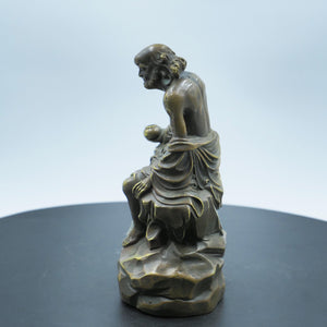 Messing-Daruma-Buddha-Statue: Kupferskulptur auf Felsen, Exquisite Handwerkskunst