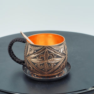 Handgehämmerte und getriebene dekorative Kupfertasse mit Untertasse