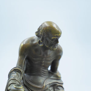 Messing-Daruma-Buddha-Statue: Kupferskulptur auf Felsen, Exquisite Handwerkskunst