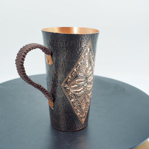 Handgemachter gehämmerter Kupferbecher mit Diamant-Blumendesign, geflochtener Griff