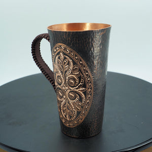 Handgefertigte antike Kupfertasse mit kunstvollem Blumenmuster, gehämmerte Oberfläche, einzigartiger Griff