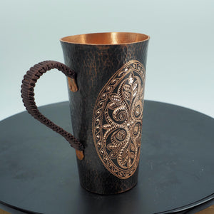 Handgefertigte antike Kupfertasse mit kunstvollem Blumenmuster, gehämmerte Oberfläche, einzigartiger Griff
