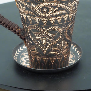 Handhamrad mugg med blomsteraccent och fat